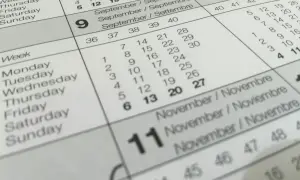 Kalenderblad med veckodagar stor bokstav. Visar september och oktober.
