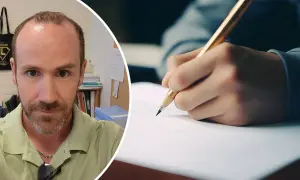 Man med skägg tittar in i kameran. Bredvid syns en hand som skriver med en penna, kanske för att öva på 100 svårstavade ord.