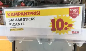 Maxi ICA Stormarknad säljer Salami Sticks Picante för 10 kr/st. Ett fynd, trots några roliga felskrivningar på skylten!