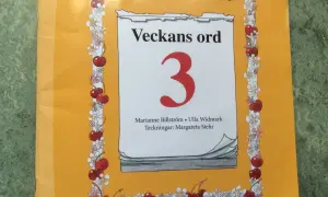 Cover of a book titled "Veckans ord 3" with a cherry and flower border.