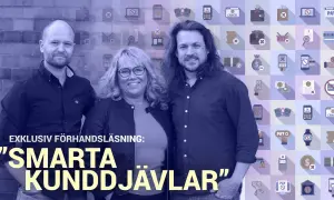 Tre personer poserar framför en vägg med ikoner som symboliserar betalningar och avbokningar. Texten "SMARTA KUNDDJÄVLAR" syns tydligt.
