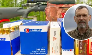 En man med skägg och rutig skjorta syns i en cirkel, **i mellan** vapen och flera lådor med ammunition från Lapua, Norma och Federal.