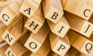 En hög med träklossar med bokstäver som A, B, C, G, H, I, J, N, O, P, Q. En snygg text att bygga ord med.