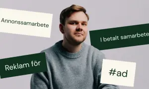 En man i grå tröja, omgiven av textrutor som säger "Annonsamarbete", "Reklam för", "I betalt samarbete" och "#ad". Han ser rakt fram, medan han funderar på sitt nästa samarbete.