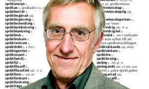 En äldre man med glasögon ler, med text från en ordbok som en bakgrund. Orden "språk" och "blomma ut" kan anas.