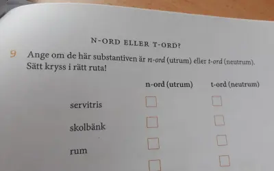 En övning i svenska: avgör om orden "servitris", "skolbänk", "rum" och "pappa" är n-ord (utrum) eller t-ord (neutrum).