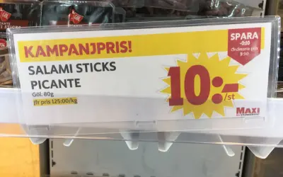 Maxi ICA Stormarknad säljer Salami Sticks Picante för 10 kr/st. Ett fynd, trots några roliga felskrivningar på skylten!