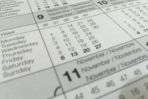 Kalenderblad med veckodagar stor bokstav. Visar september och oktober.