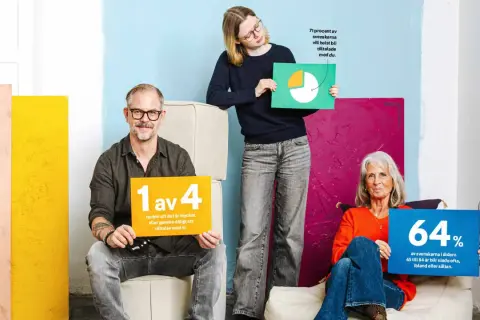 En man, en ung kvinna och en äldre kvinna håller upp skyltar med statistik. Vår undersökning visar siffror om tilltal.