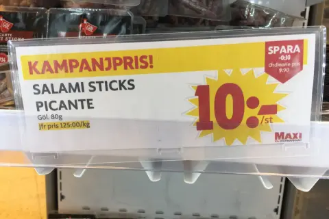 Maxi ICA Stormarknad säljer Salami Sticks Picante för 10 kr/st. Ett fynd, trots några roliga felskrivningar på skylten!