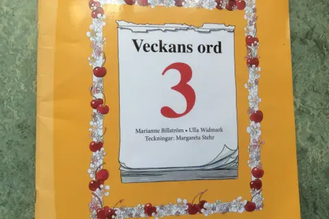 Cover of a book titled "Veckans ord 3" with a cherry and flower border.