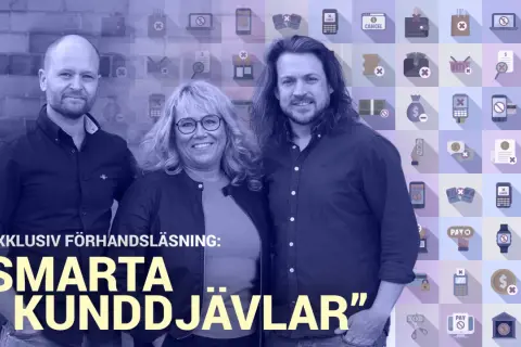 Tre personer poserar framför en vägg med ikoner som symboliserar betalningar och avbokningar. Texten "SMARTA KUNDDJÄVLAR" syns tydligt.