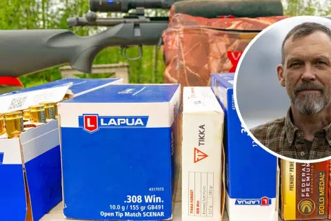 En man med skägg och rutig skjorta syns i en cirkel, **i mellan** vapen och flera lådor med ammunition från Lapua, Norma och Federal.
