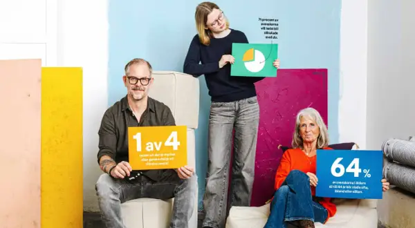 En man, en ung kvinna och en äldre kvinna håller upp skyltar med statistik. Vår undersökning visar siffror om tilltal.