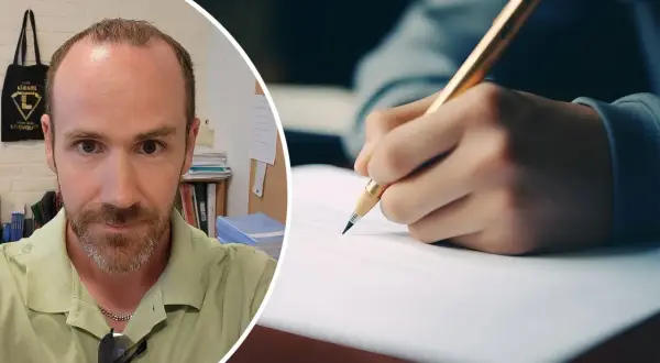 Man med skägg tittar in i kameran. Bredvid syns en hand som skriver med en penna, kanske för att öva på 100 svårstavade ord.