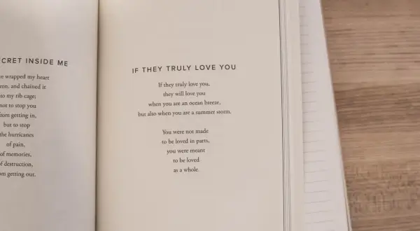 En öppen bok med dikter. På vänster sida står "SECRET INSIDE ME" och på höger sida "IF THEY TRULY LOVE YOU". Vad rimmar på bra? Kärlek som en sommarstorm.