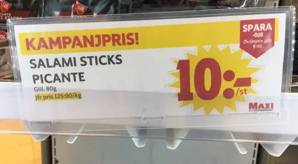 Maxi ICA Stormarknad säljer Salami Sticks Picante för 10 kr/st. Ett fynd, trots några roliga felskrivningar på skylten!