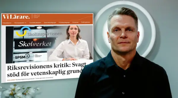 En man i svart skjorta. Till vänster en tidningsartikel från "Vi Lärare" om Riksrevisionens kritik mot Skolverket. Artikeln dissar på svenska.