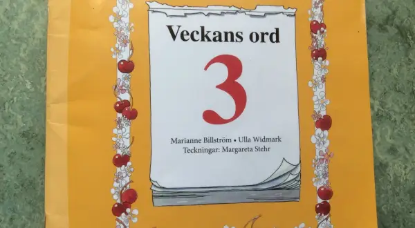 Cover of a book titled "Veckans ord 3" with a cherry and flower border.
