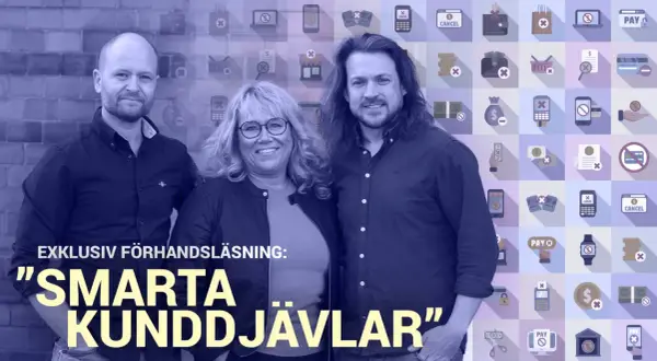 Tre personer poserar framför en vägg med ikoner som symboliserar betalningar och avbokningar. Texten "SMARTA KUNDDJÄVLAR" syns tydligt.