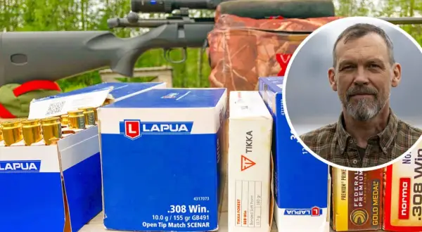 En man med skägg och rutig skjorta syns i en cirkel, **i mellan** vapen och flera lådor med ammunition från Lapua, Norma och Federal.