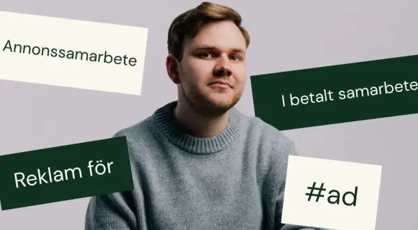 En man i grå tröja, omgiven av textrutor som säger "Annonsamarbete", "Reklam för", "I betalt samarbete" och "#ad". Han ser rakt fram, medan han funderar på sitt nästa samarbete.