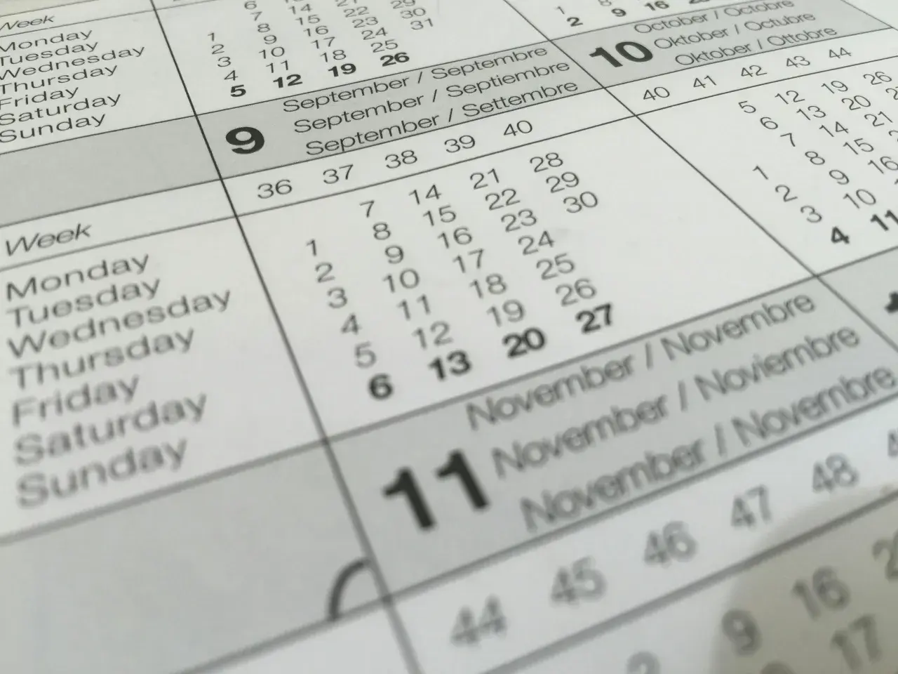 Kalenderblad med veckodagar stor bokstav. Visar september och oktober.