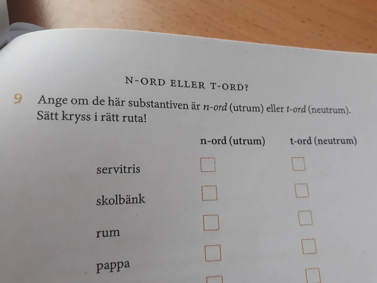 En övning i svenska: avgör om orden "servitris", "skolbänk", "rum" och "pappa" är n-ord (utrum) eller t-ord (neutrum).