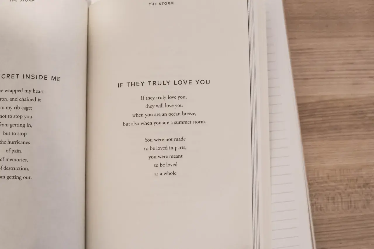 En öppen bok med dikter. På vänster sida står "SECRET INSIDE ME" och på höger sida "IF THEY TRULY LOVE YOU". Vad rimmar på bra? Kärlek som en sommarstorm.