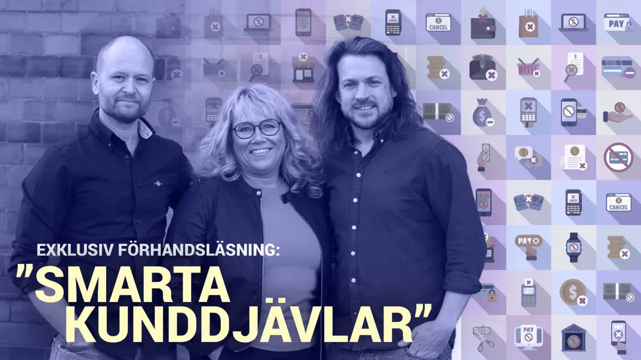 Tre personer poserar framför en vägg med ikoner som symboliserar betalningar och avbokningar. Texten "SMARTA KUNDDJÄVLAR" syns tydligt.