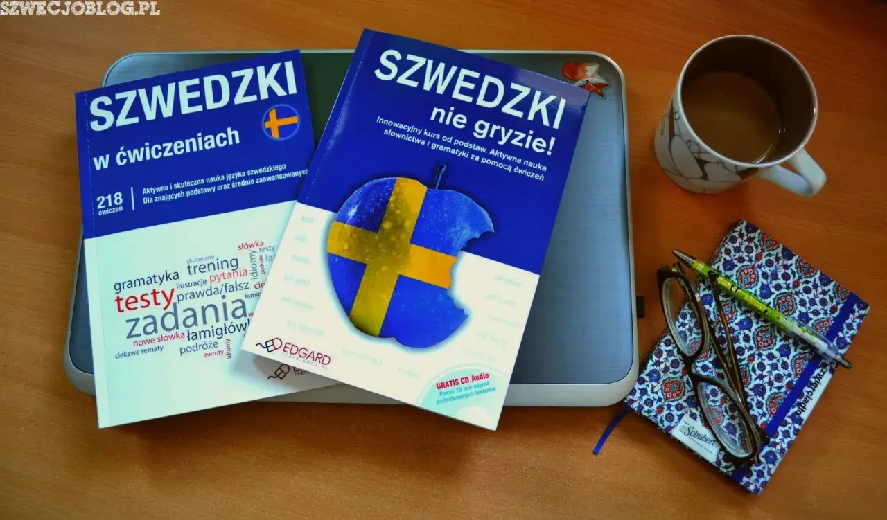 Två böcker om svenska språket, en kopp kaffe och en anteckningsbok med penna och glasögon. En perfekt uppsättning för den som vill lära sig språket, kanske som en andra person.