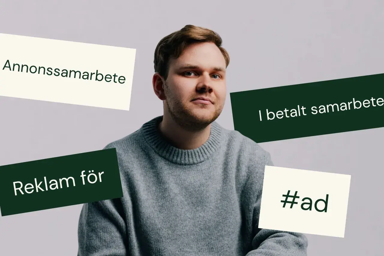 En man i grå tröja, omgiven av textrutor som säger "Annonsamarbete", "Reklam för", "I betalt samarbete" och "#ad". Han ser rakt fram, medan han funderar på sitt nästa samarbete.