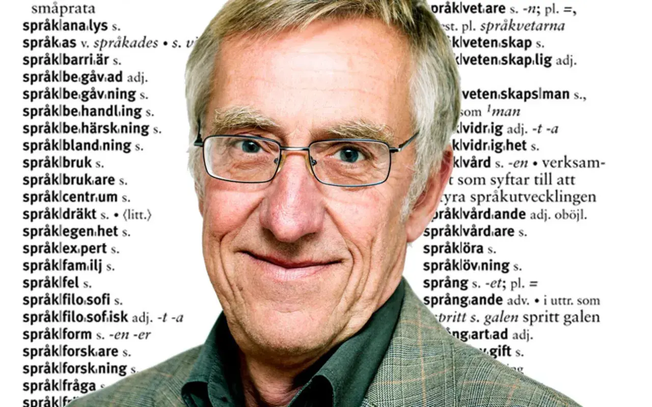 En äldre man med glasögon ler, med text från en ordbok som en bakgrund. Orden "språk" och "blomma ut" kan anas.