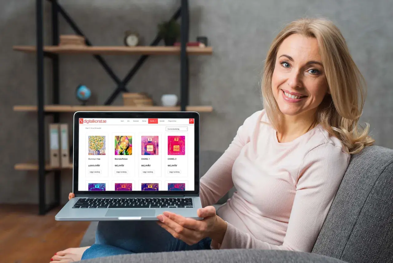 Glad kvinna visar sin laptop med en konst-webbshop. Hon bläddrar bland tavlor och parfymflaskor i webbshopen.