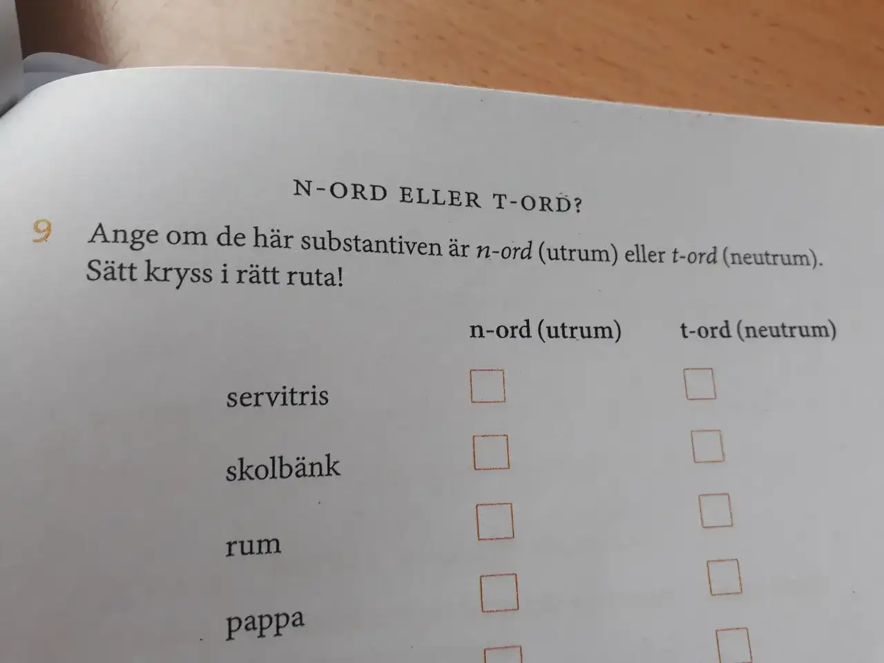 En övning i svenska: avgör om orden "servitris", "skolbänk", "rum" och "pappa" är n-ord (utrum) eller t-ord (neutrum).