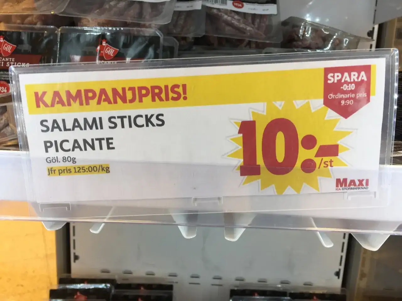 Maxi ICA Stormarknad säljer Salami Sticks Picante för 10 kr/st. Ett fynd, trots några roliga felskrivningar på skylten!