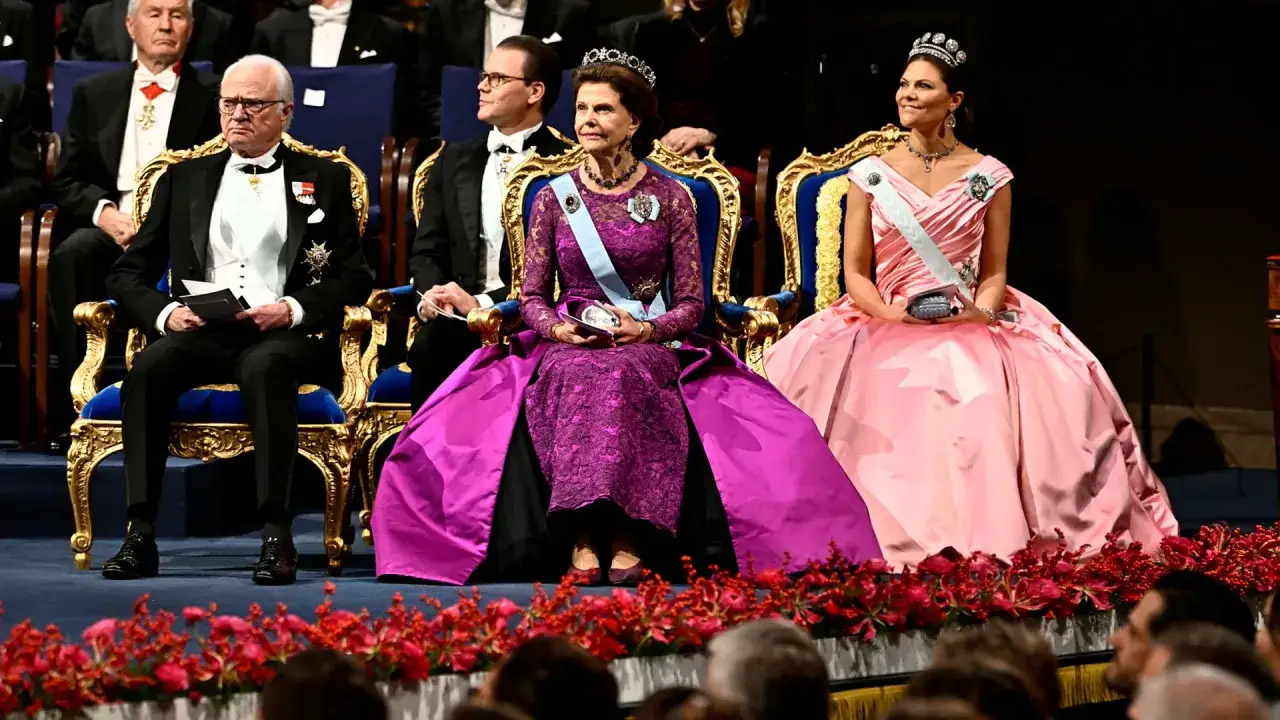 Kungligheter i festkl&auml;der vid en prisutdelning, en synonym f&ouml;r en h&ouml;gtidlig ceremoni.