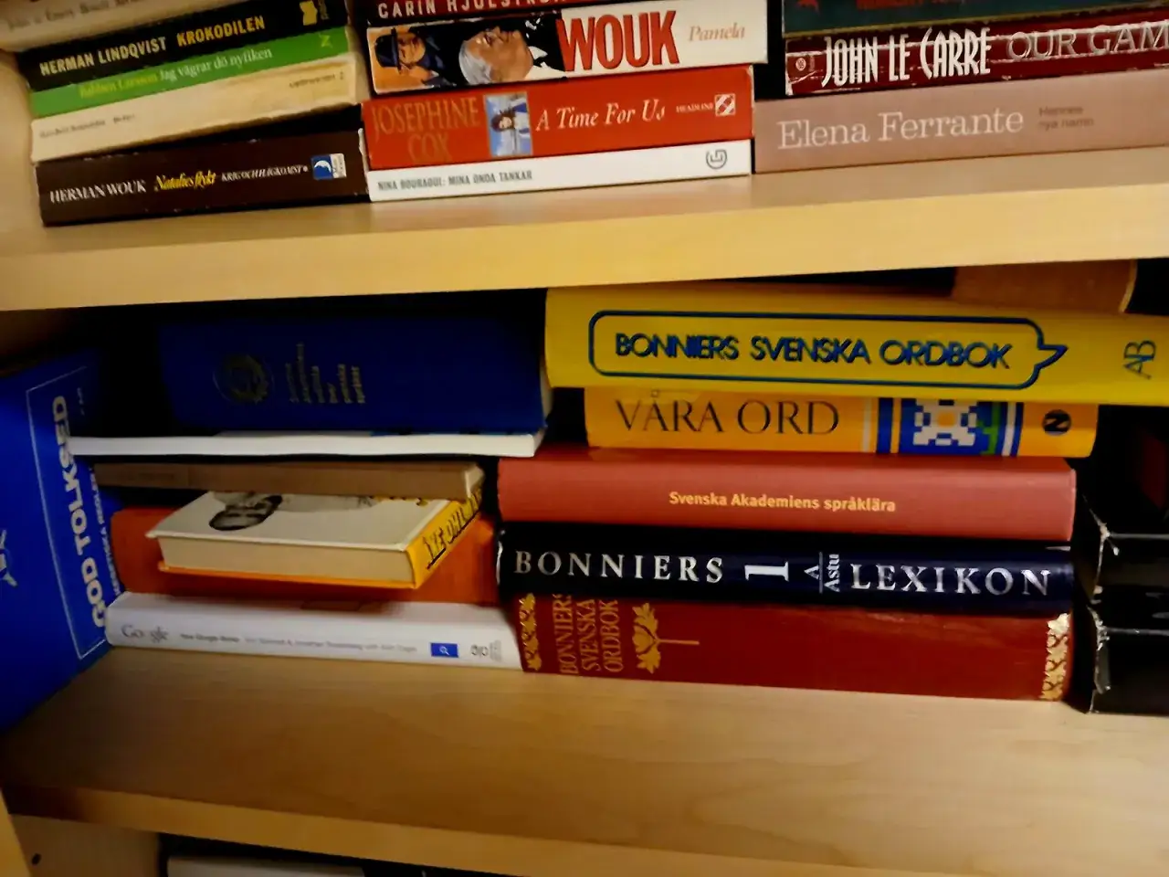 Böcker om svenska språket, som Bonniers Svenska Ordbok och Svenska Akademiens språklära, kan ge en ledtråd till hur många ord som finns i svenska språket.